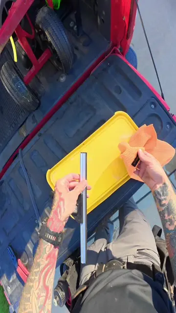 The EASIEST Way To Change Sorbo Squeegee Rubber  #squeegee #sorbo #windowcleanin