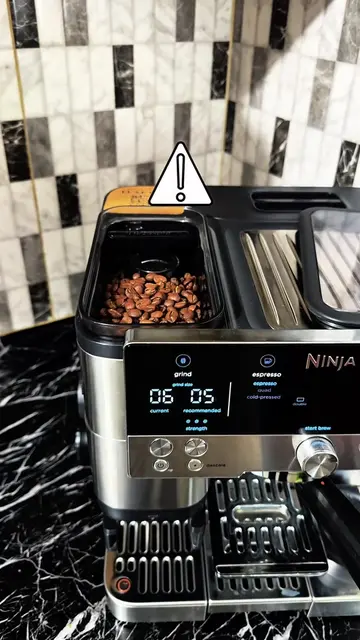 ¿Sabías que limpiar mal el molino de tu cafetera puede dañarlo todo? ☕️⚠️ En el 