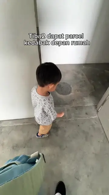 Harap dia suka jalan sendiri tolak benda tu keluar rumah 🤣