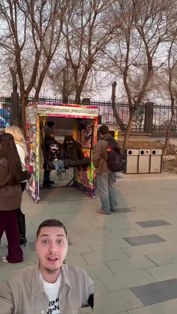🎢 One entrepreneur turned a simple VR headset into a unique street business. He
