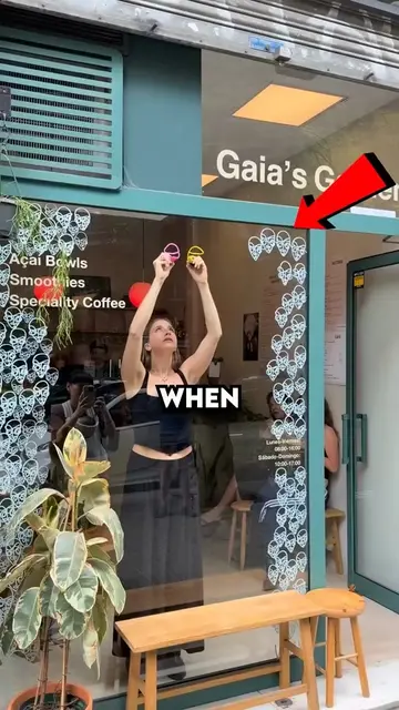 🪟 She used 2 markers at once to transform this cafe window and the result is un