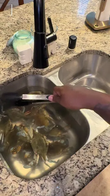 Hey my loves come watch me clean these blue crabs 🦀 #bluecrabs #cleaningbluecra