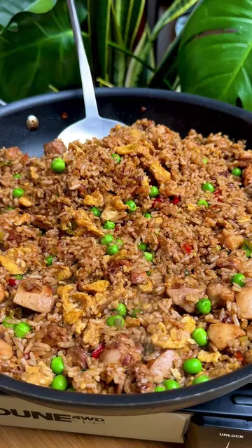 Recipe for your next high protein meal prep… ⬇️ Sticky soy chicken & egg fried r
