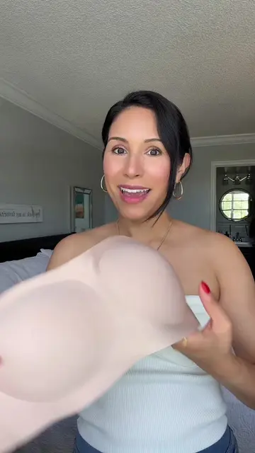 It stays in place, doesn’t dig in, and it’s so soft and comfortable! It’s also a