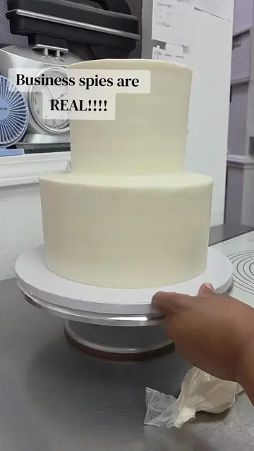 Vegetable oil in icing is crazy. 🙄 #bakery #baker #cake #cakedecorating  #fyp 