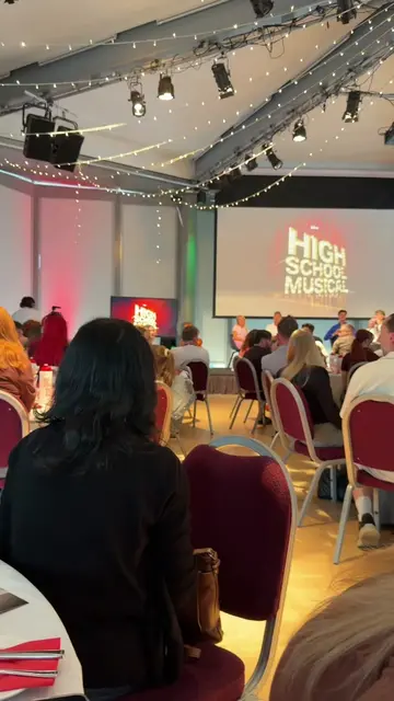 👀 First look at Disney’s High School Musical on stage! 🎭 Here’s a preview of t