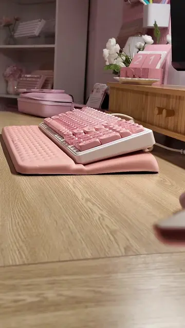 New addition to my desksetup 🌸 The Vaydeer wrist pad & keyboard stand✨ @Vaydeer