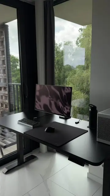 My setup with the Desktronic HomeOne Desk use code “MULLA” for a discount on Des
