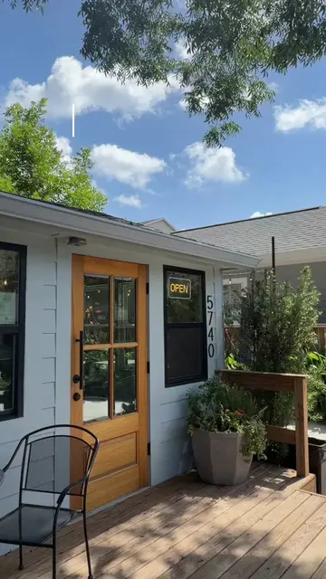 📍Next Door on Larkin —> giving Austin summer vibes ✨✨ #whattodoinhouston #houst