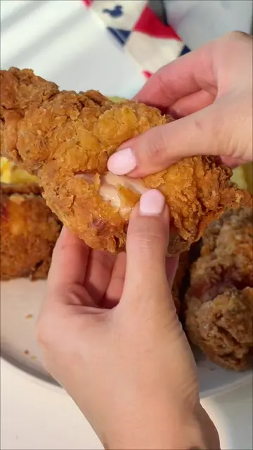 🍗 Pollo frito estilo KFC, bien crocante por fuera y jugoso por dentro. Usé la f