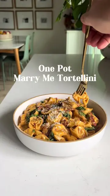 One Pot Marry Me Tortellini  INGREDIENTS 2 tablespoon Olive Oil 6 Garlic Cloves 