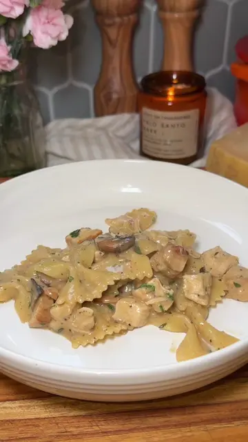 One-Pot Chicken and Mushroom Pasta 🍄‍🟫 I read a comment recently that said I’v