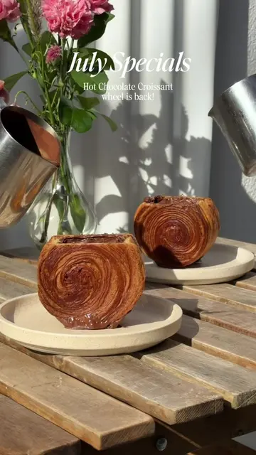 She’s backkkk #croissant #parishotchocolate #hotchocolate #melbourne #melbourneb