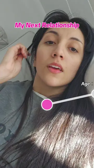 yo tirada en el sofá esperando que llegue el amor de mi vida (???) si lees estp 