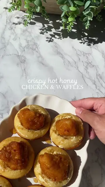 hot honey chicken & waffles🫶🏼 #EasyRecipe #foodtiktok #snack 