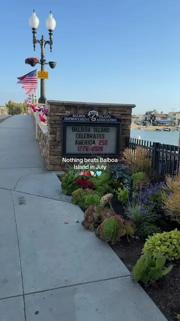 Balboa Island in July sparks so much joy 🇺🇸🩵🐚 #balboaisland #newportbeach #j
