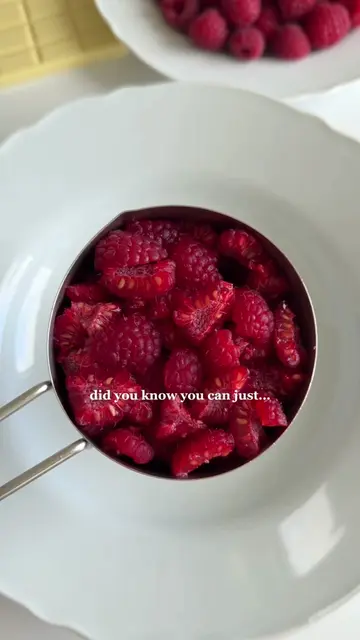 A fun & easy dessert idea for summer: Raspberry White Chocolate Frozen Yogurt Bi