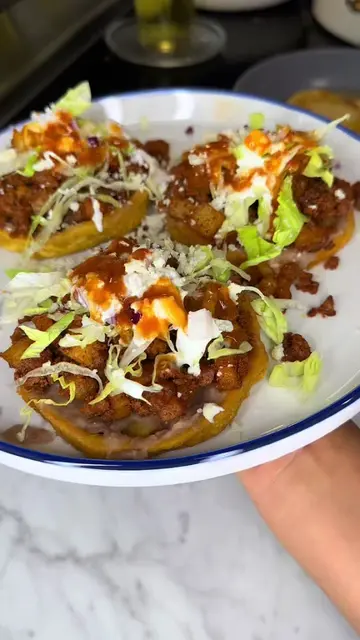 🌮🥔 Sopes de Chorizo con Papas 🤤❤️ Today I made one of my favorite Mexican com