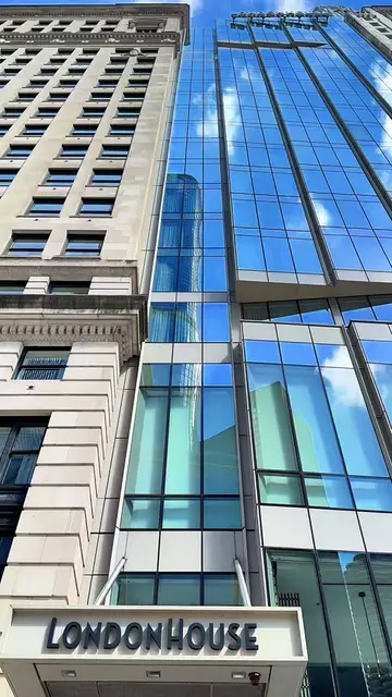 📍 Looking for one of the best hotels in downtown Chicago? 🏨 LondonHouse Chicag