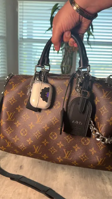 What’s in my everyday bag? 👀👜 A little Louis Vuitton, a few essentials, and a 