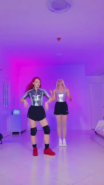 Working out with Megalodon 😅❤️ #HitEm @MEOVV #Meovv #kpop #fyp 