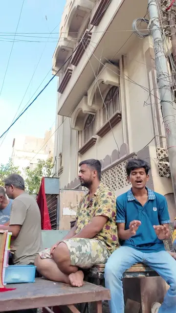 In this video, I explored a hidden food gem in Karachi’s famous Marwari Line, wh
