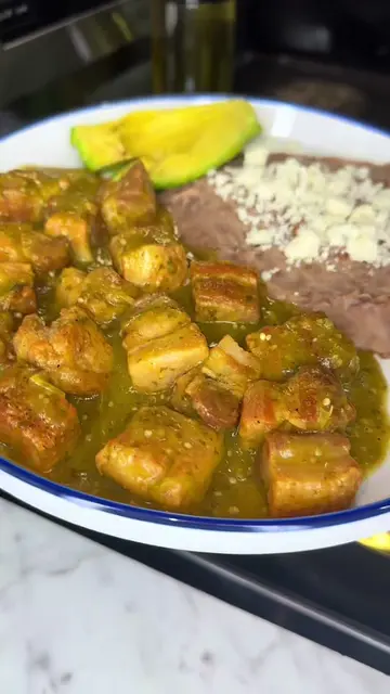 🐷🌶️ Pork Belly in Green Salsa with Refried Beans 🤤❤️ Today I made crispy pork