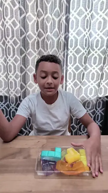 Trying to do the sticky Taba challenge with my Aunt @Jaylyn and my other Aunt. �