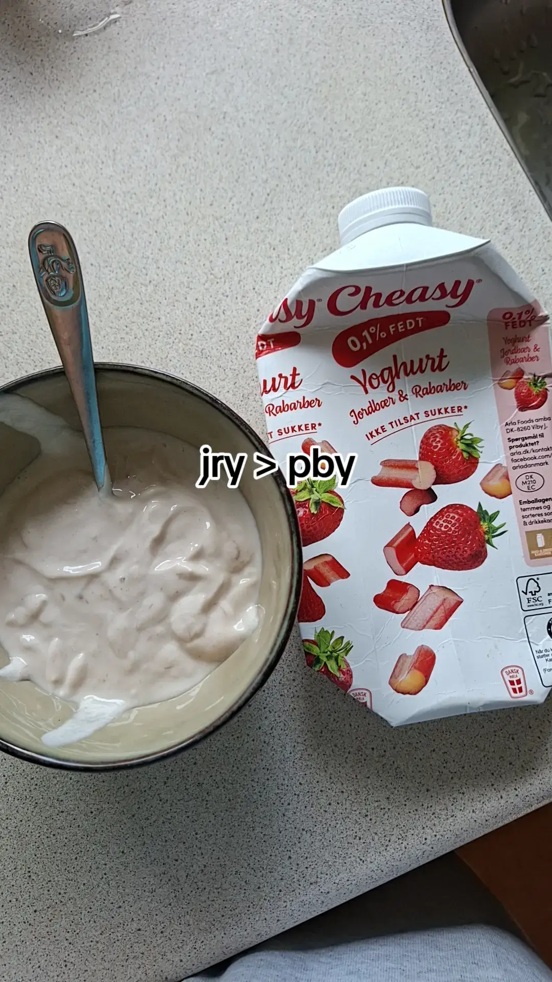 jry = jordbær rabarber yoghurt #pærebananyoghurt #pby #dansk #yoghurt #sjov 