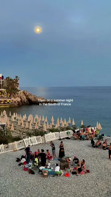 INCREDIBLE 🥹🌕 I love how everyone gathers at the sea to see friends, see famil