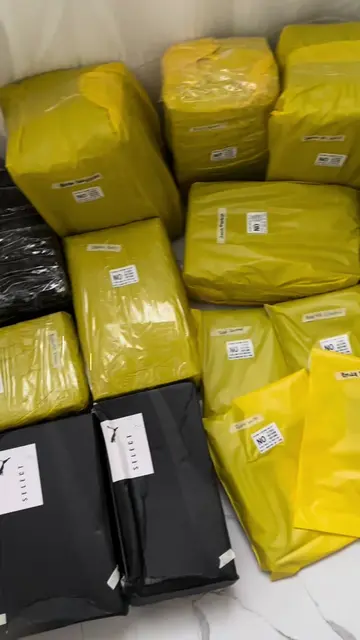 Episode 01 of side hustling with The Daily Closet by Xiah 👩🏻‍💻🛒📦 If you’re 