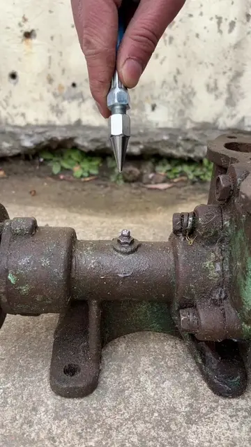 Double-handle locking clamp type high-pressure self-locking grease nipple