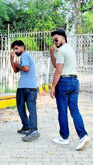 Correct your walking moves with me 👍🏻😊😎 @Hina 🥀🙂 @Meer Balaj راجپوت @Nabee