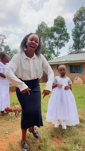 Happy Sunday from Shagz 😅  ft. my baby girl, my mum-in-law & her chickens 🐔❤️ 