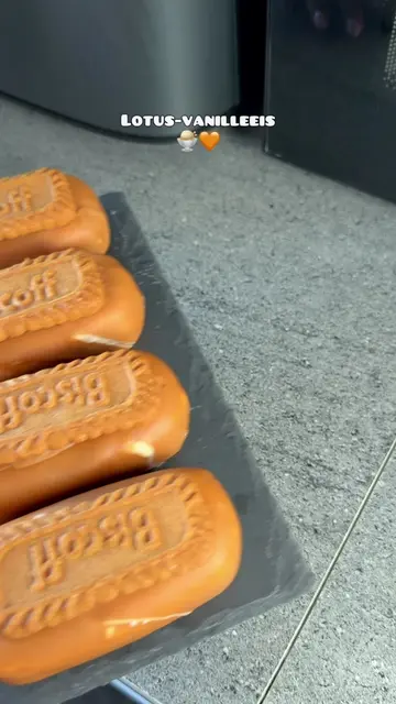 Lotus-Vanilleeis 🧡🍨  (8 Stück) Zutaten Für das Vanilleeis * 300 ml Sahne * 150