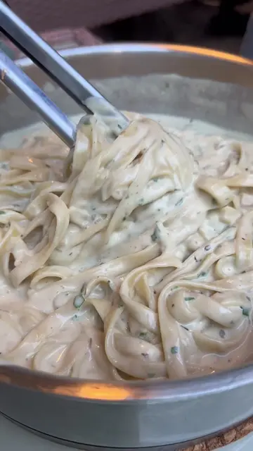 creamy cauliflower alfredo🌱 . I first shared my recipe for this back in 2022 an