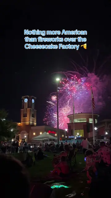 Proud to be a Cheesecake Factory fan 🇺🇸 #fireworks #cheesecakefactory #4thofju