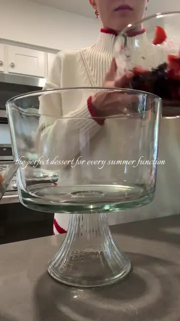 she’s a crowd favorite 🫐🍓 #summerrecipes #fourthofjulyfood #berrytrifle #easyd