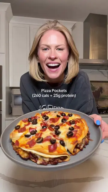Pizza Pockets🍕(260 cals + 25g protein/ each) This recipe makes 8 pizza pockets: