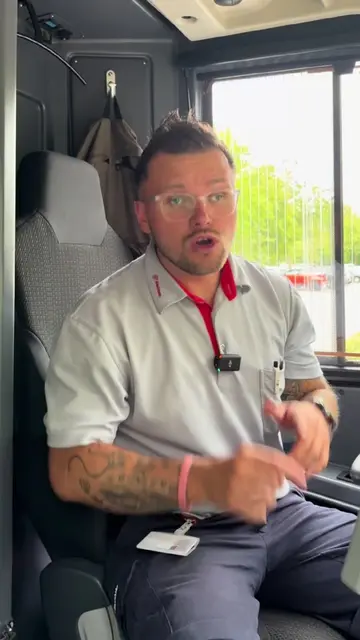 Wie siehst du das ? 🤔 . . Schuhe auf dem Sitz vom Bus ist respektlos den andere