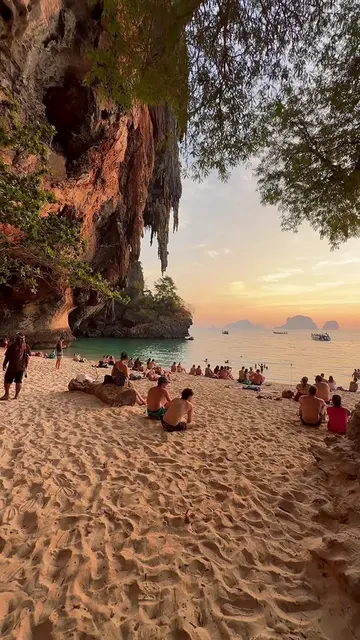 For a few minutes, we’re all looking in the same direction 🏝️🌅 📍Phra Nang Bea