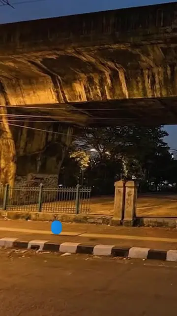 Di bawah rel yang dulu identik dengan gelap dan tawuran, sekarang berdiri ruang 