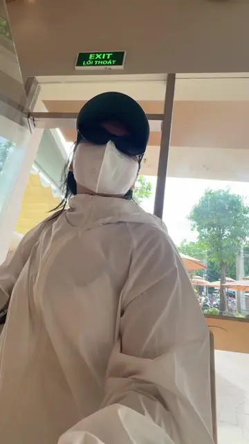 Ai hay ra cà phê ngồi làm việc giống tui mà lười makeup nhiều bước quá, mà còn d