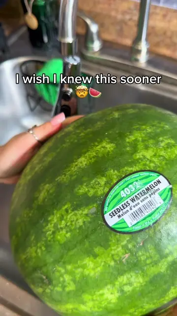 I wish I knew sooner this watermelon hack.. 🤯🍉 A little garlic on the cut side