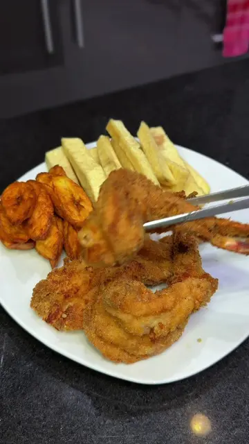 CRUNCHY AIR FRIED PRAWNS Crunchy on the outside, juicy on the inside. 🍤 These a