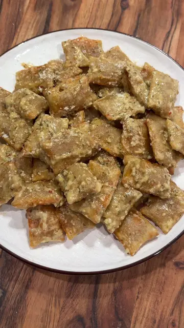 Trust me when I say Parmesan garlic pizza rolls always HIT. Perfect for gatherin