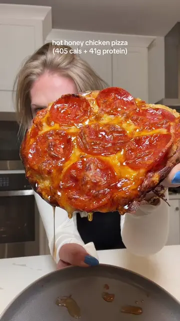 Hot Honey Chicken Pizza🍕🍯 (405 cals + 41g protein/ each) This recipe makes 4 p