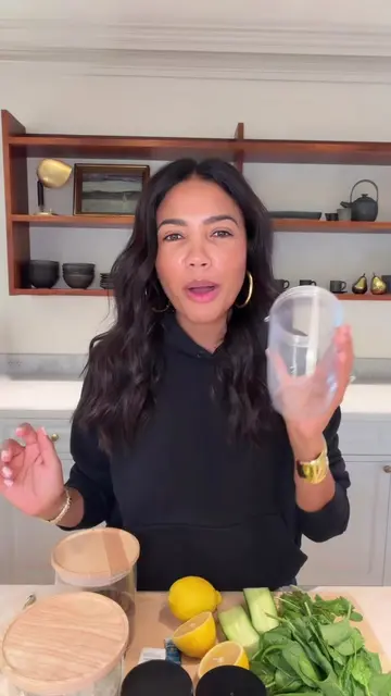 Every morning before work, I make this exact smoothie!!! INGREDIENTS: Handful of