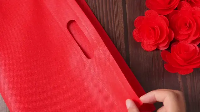 Turn a simple shopping bag into beautiful handmade roses! 🌹 Easy, no-sew DIY cr