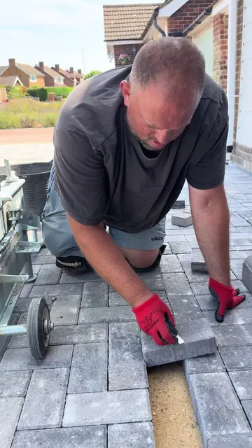 Block Cutting #paving #elchrisconstruction #landscapepainting #london #reels 
